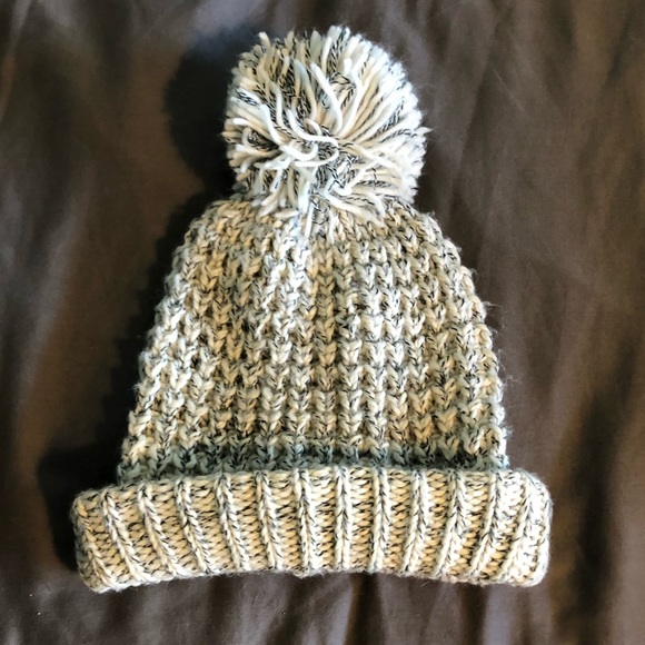 White/grey tuque with puff ball - Picture 1 of 4